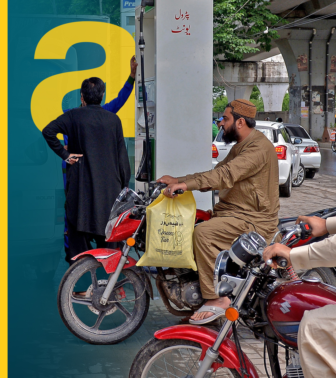 Männer auf Motorrädern stehen in der Schlange auf der Tankstelle