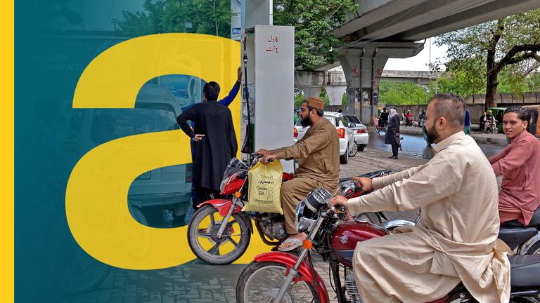 Männer auf Motorrädern stehen in der Schlange auf der Tankstelle