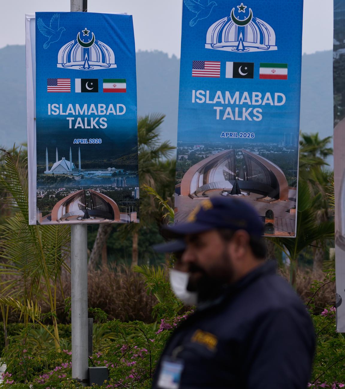 Sicherheitspersonal steht neben Schildern zu den Verhandlungen zwischen den USA und dem Iran vor einem Medienzentrum in Islamabad, Pakistan.