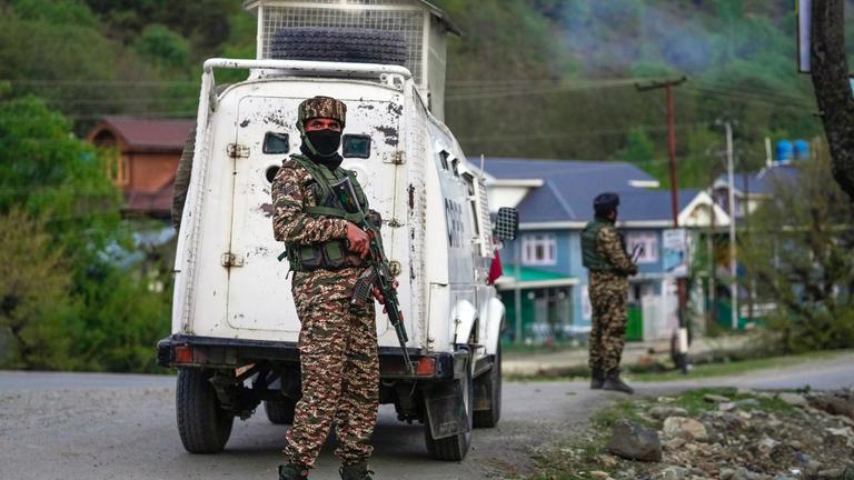 22.04.2025, Indien, Pahalgam: Indische Sicherheitsbeamte stehen in der Nähe von Pahalgam im Süden Kaschmirs Wache, nachdem Angreifer wahllos das Feuer auf Touristen im indisch kontrollierten Kaschmir eröffnet haben.
