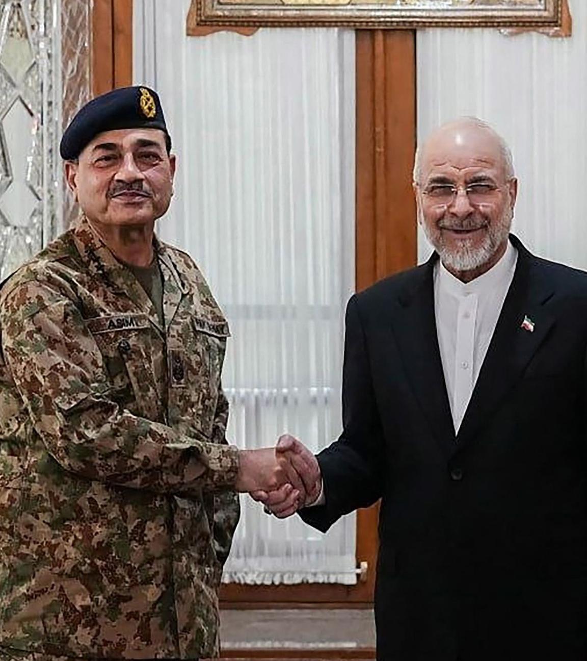 Dieses vom Büro des iranischen Parlamentspräsidenten am 16. April 2026 aufgenommene und bereitgestellte Handout-Foto zeigt den iranischen Parlamentspräsidenten Mohammad Bagher Ghalibaf (r.) beim Handschlag mit Pakistans Armeechef Asim Munir.