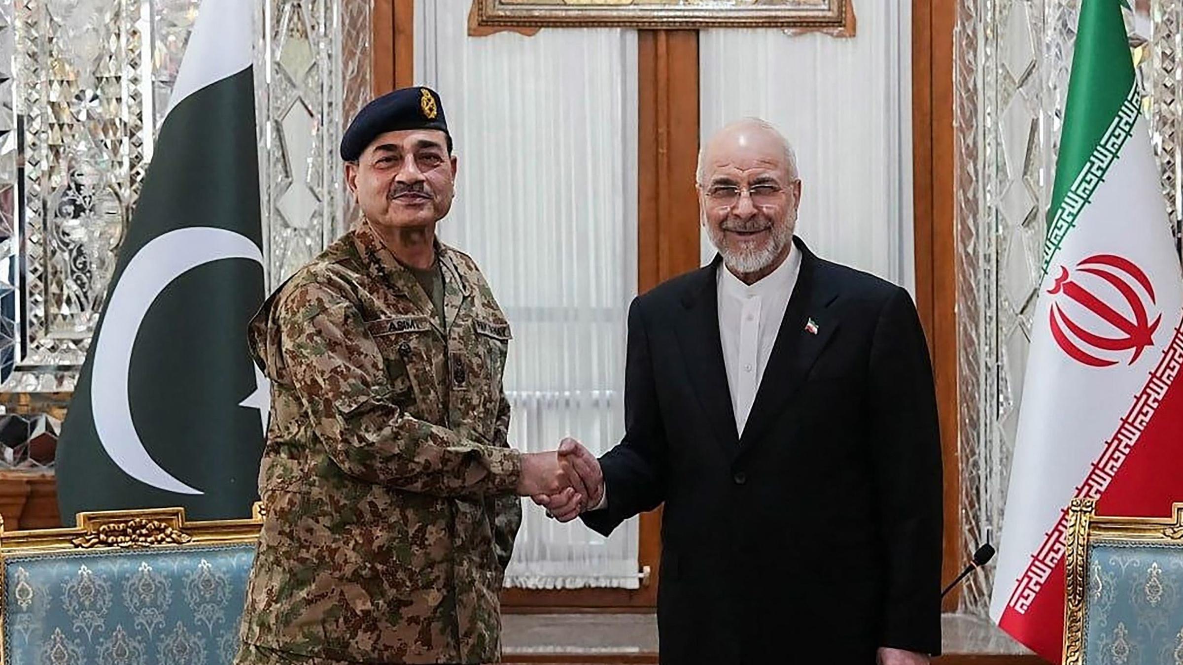 Dieses vom Büro des iranischen Parlamentspräsidenten am 16. April 2026 aufgenommene und bereitgestellte Handout-Foto zeigt den iranischen Parlamentspräsidenten Mohammad Bagher Ghalibaf (r.) beim Handschlag mit Pakistans Armeechef Asim Munir.