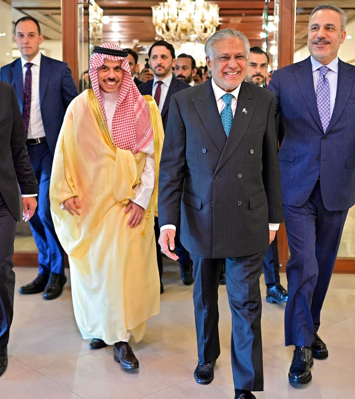 Dieses vom pakistanischen Außenministerium am 29. März 2026 veröffentlichte Foto zeigt den pakistanischen Außenminister Ishaq Dar (2.R.) zusammen mit seinen Amtskollegen Hakan Fidan (R.) aus der Türkei, Faisal bin Farhan (2.L.) aus Saudi-Arabien und Badr Abdelatty aus Ägypten bei ihrer Ankunft zu einem Treffen im Außenministerium in Islamabad.