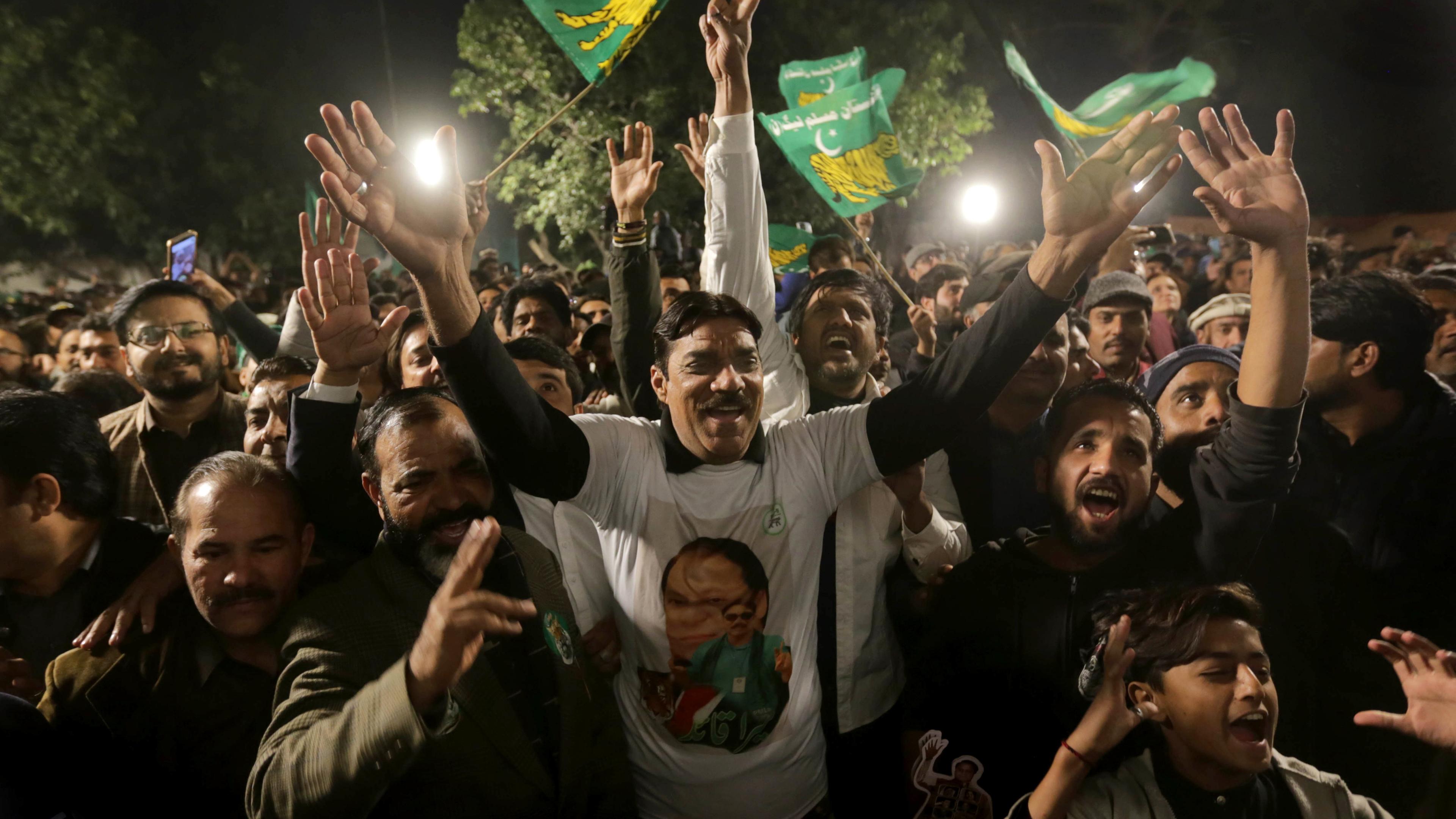 Pakistan, Lahore: Anhänger des ehemaligen Premierminister Nawaz Sharif feiern auf der Straße
