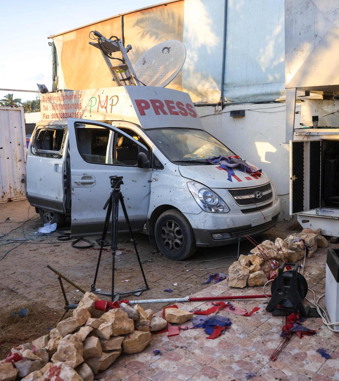 Ein beschädigtes Fahrzeug im Gazastreifen