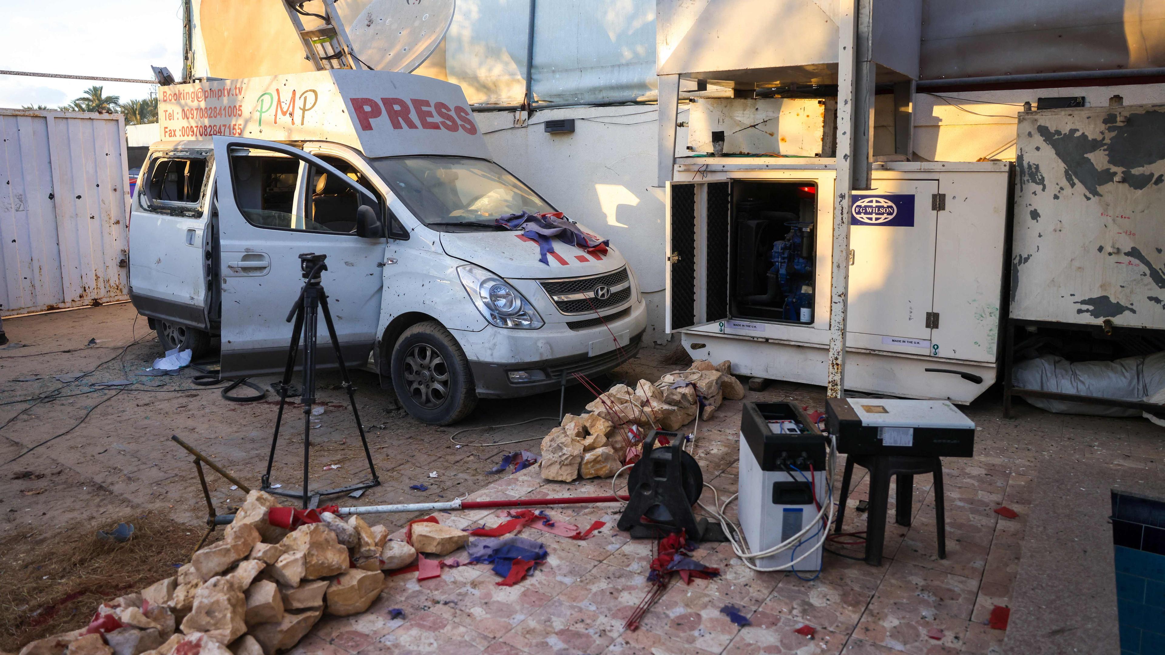 Ein beschädigtes Fahrzeug im Gazastreifen