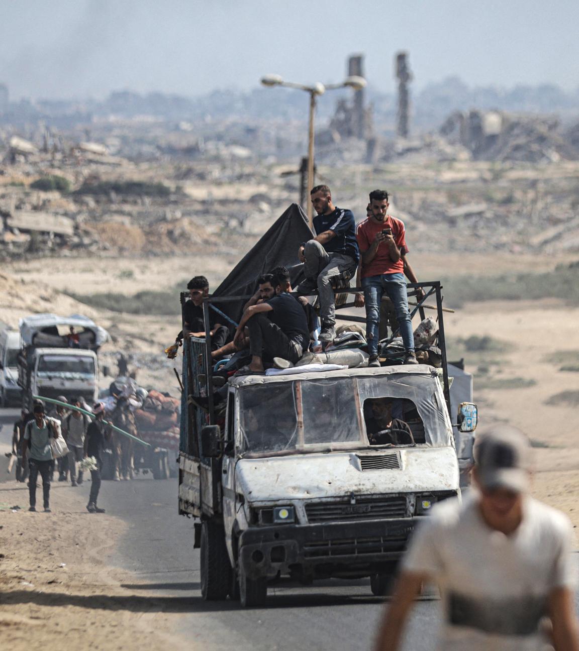 Palästinenser fliehen in den Süden von Gaza am 07.09.2025