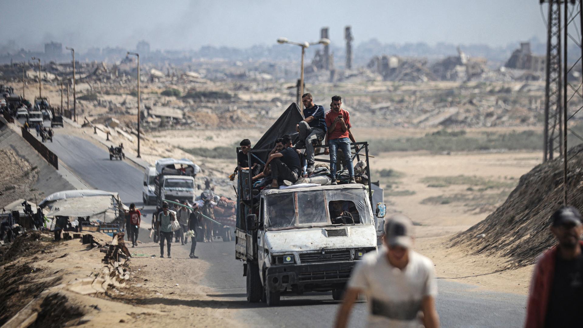 Palästinenser fliehen in den Süden von Gaza am 07.09.2025
