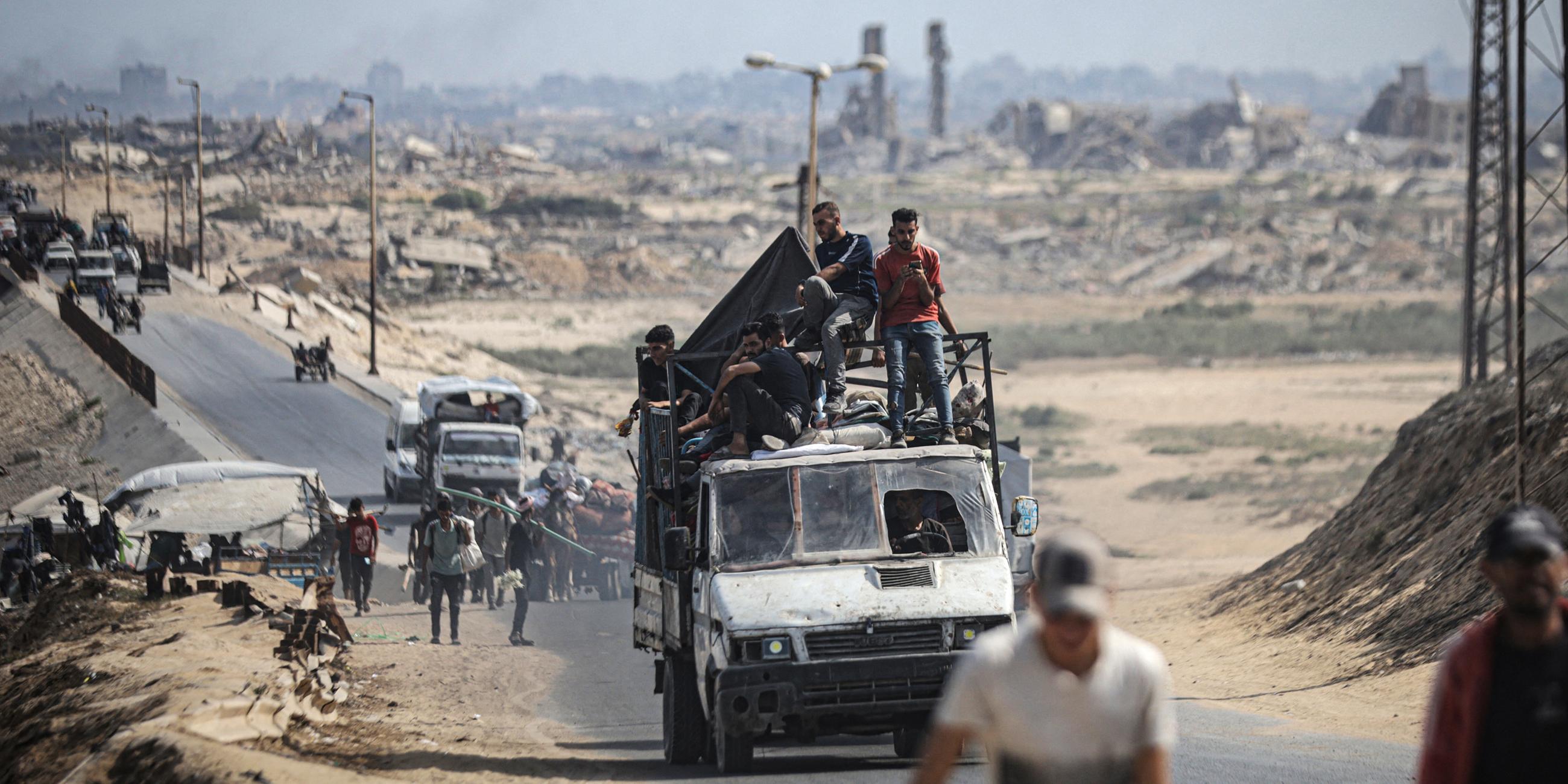 Palästinenser fliehen in den Süden von Gaza am 07.09.2025