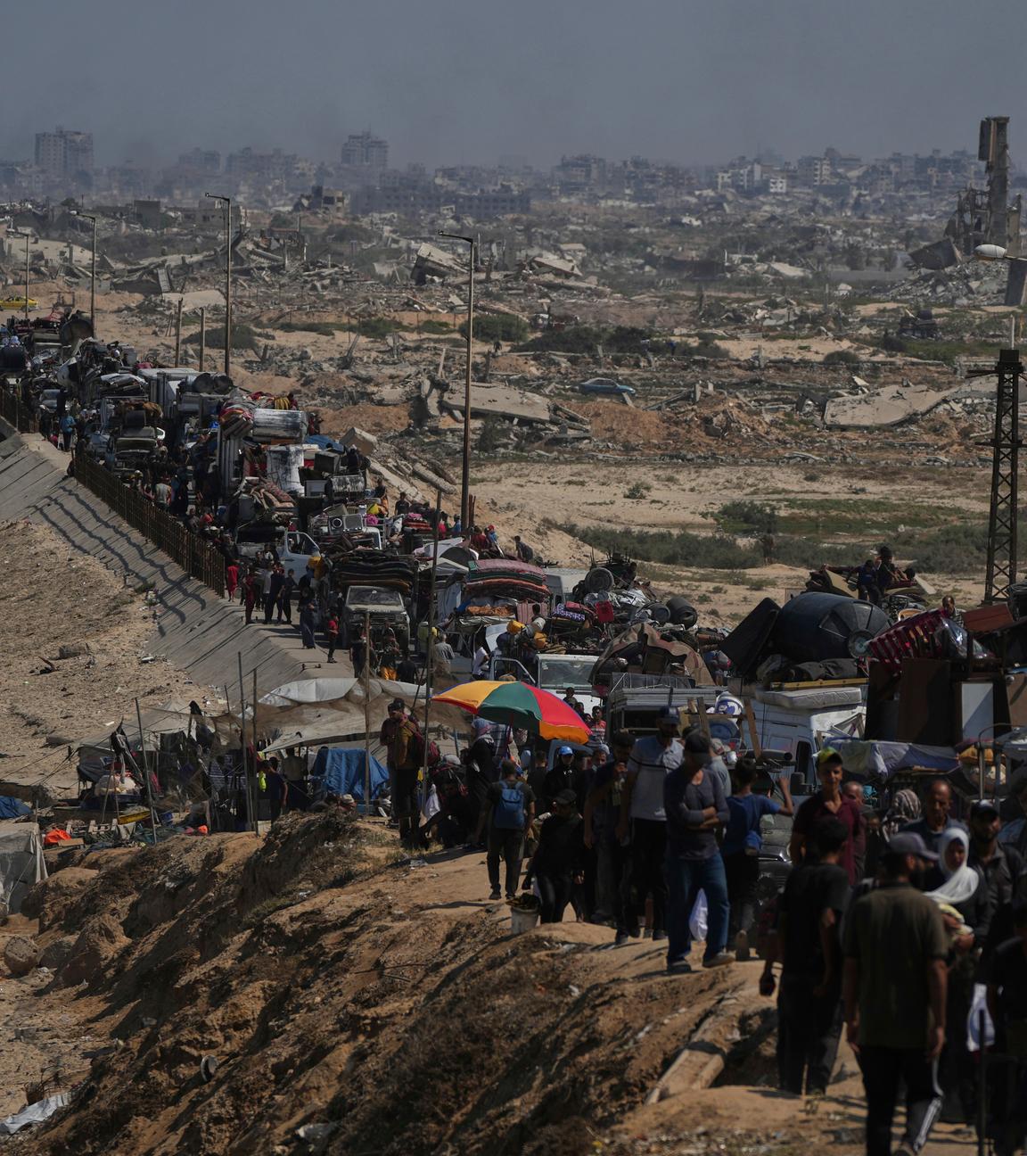 Eine Reihe von Menschen mit ihrem Besitz ist auf einer Straße im Norden Gazas zu sehen - sie fliehen vor einer israelischen Militäroperation.