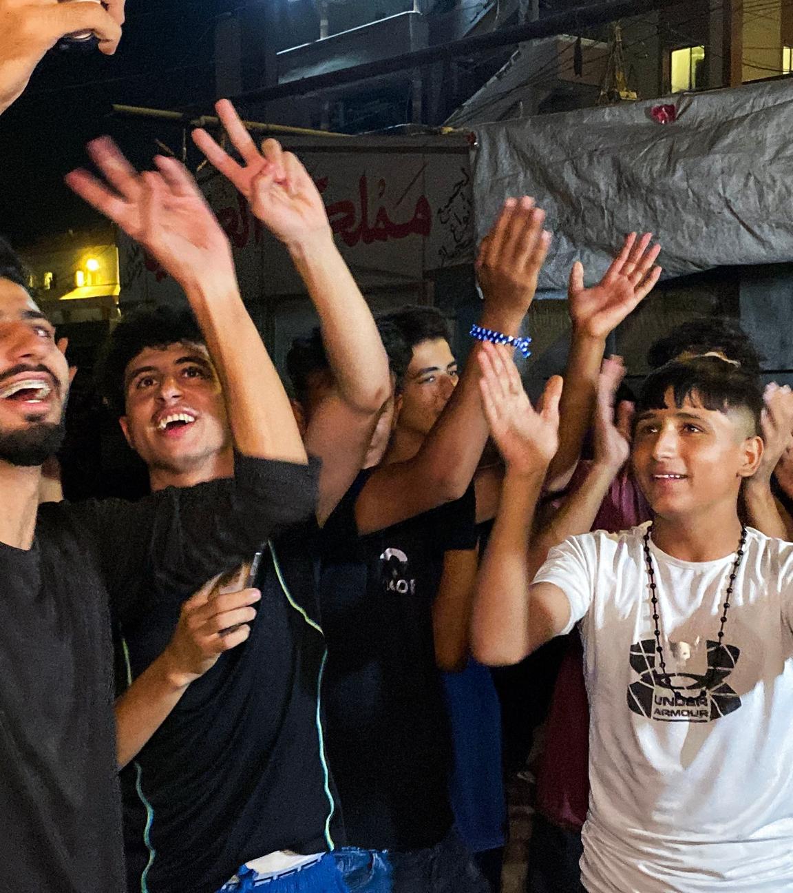 Palästinenser feiern am 9. Oktober 2025 in Khan Yunis, nachdem die Nachricht von einem neuen Waffenstillstandsabkommen für Gaza bekannt wurde.