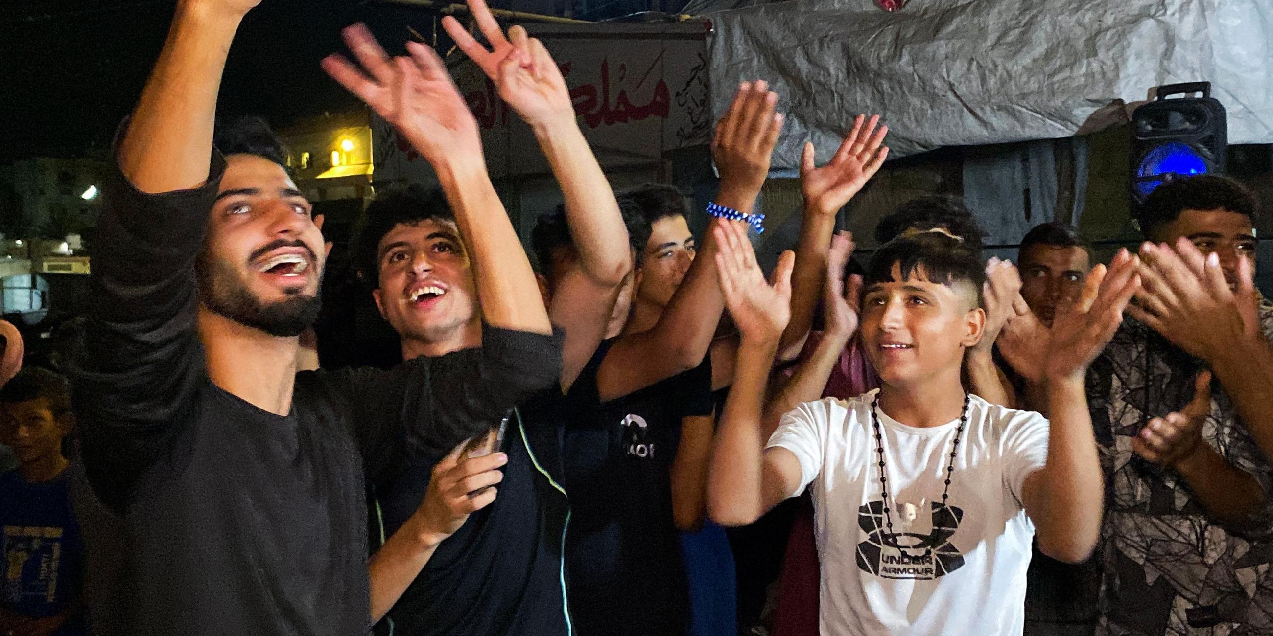 Palästinenser feiern am 9. Oktober 2025 in Khan Yunis, nachdem die Nachricht von einem neuen Waffenstillstandsabkommen für Gaza bekannt wurde.