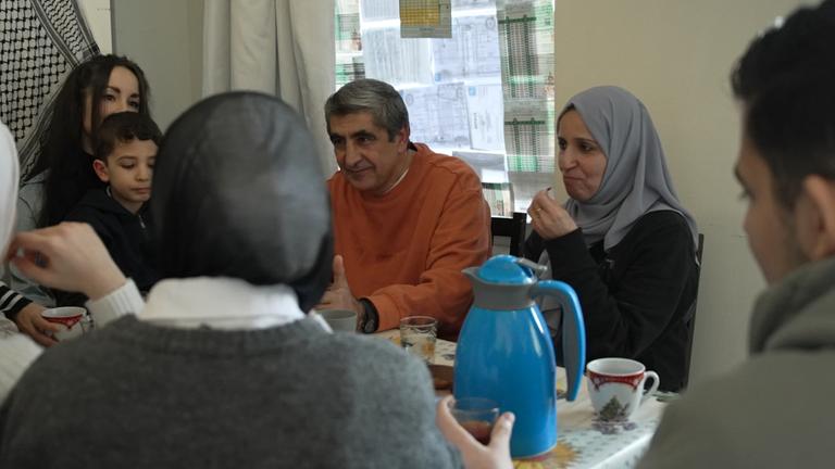 Sohael am Tisch mit seiner Familie 