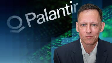 Tech-Milliadär Peter Thiel ist vor einem Logo der Firma "Palantir" abgebildet. 
