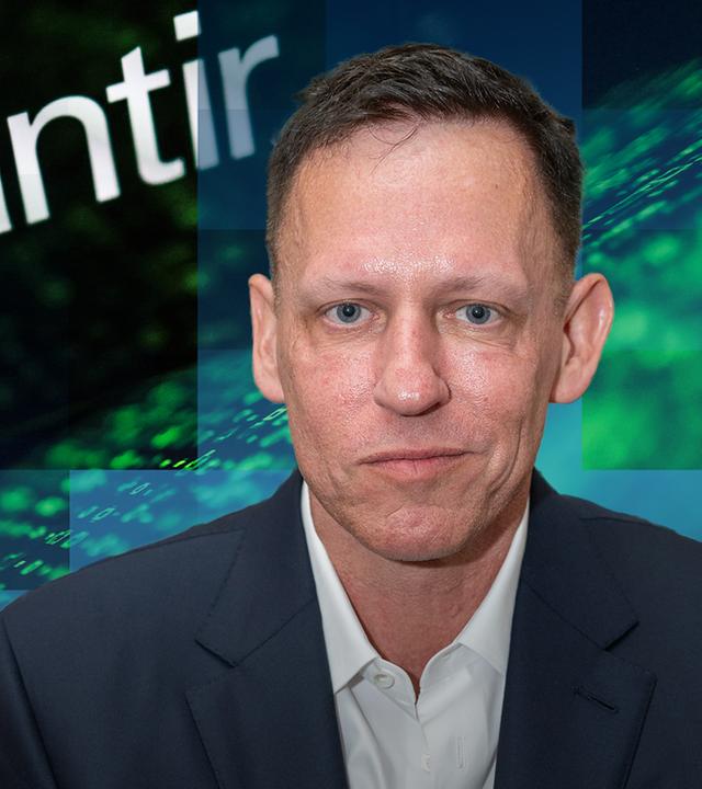 Tech-Milliadär Peter Thiel ist vor einem Logo der Firma "Palantir" abgebildet. 