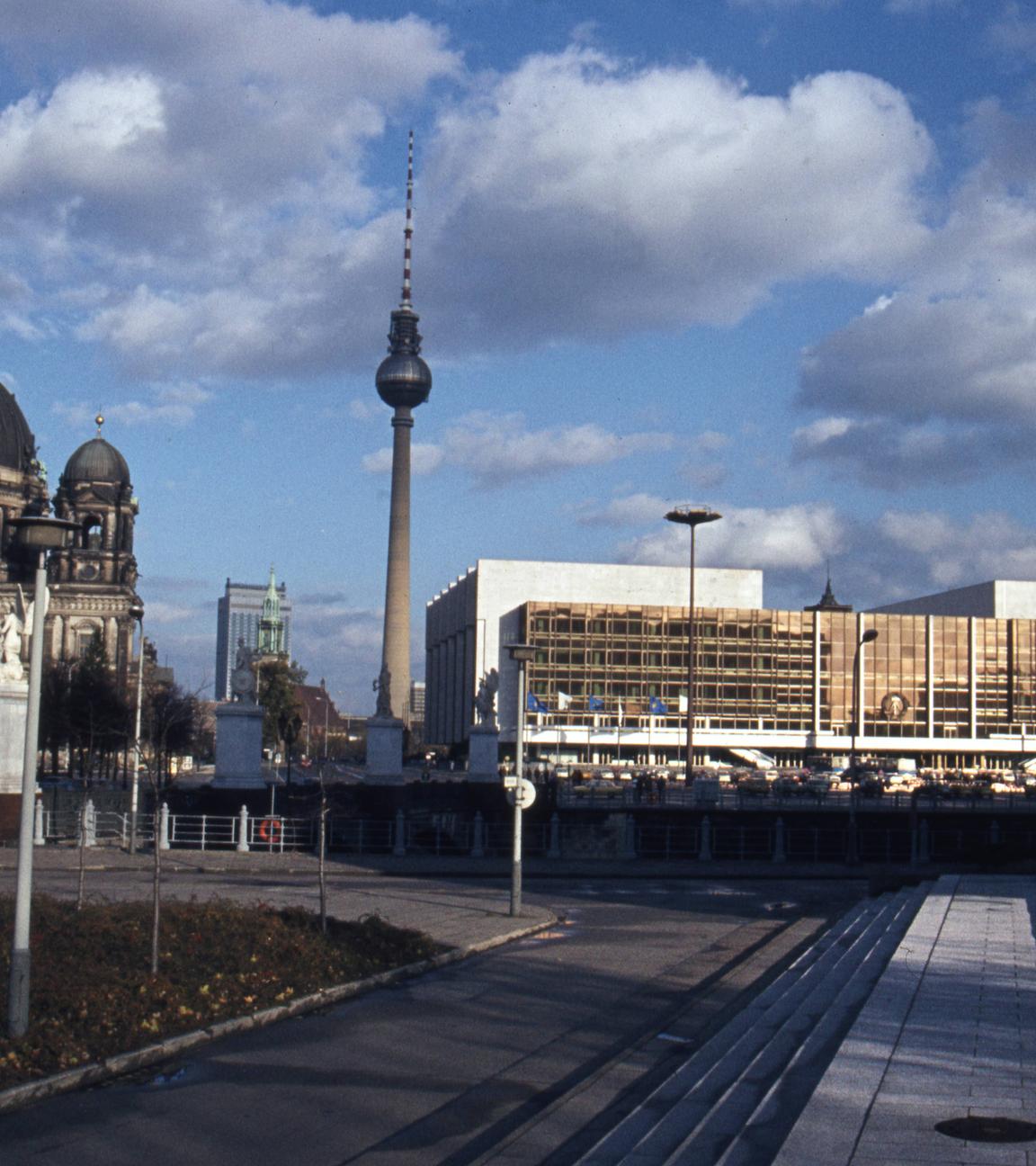 Eine Stadtansicht von Berlin mit dem Berliner Dom links und dem Palast der Republik rechts.