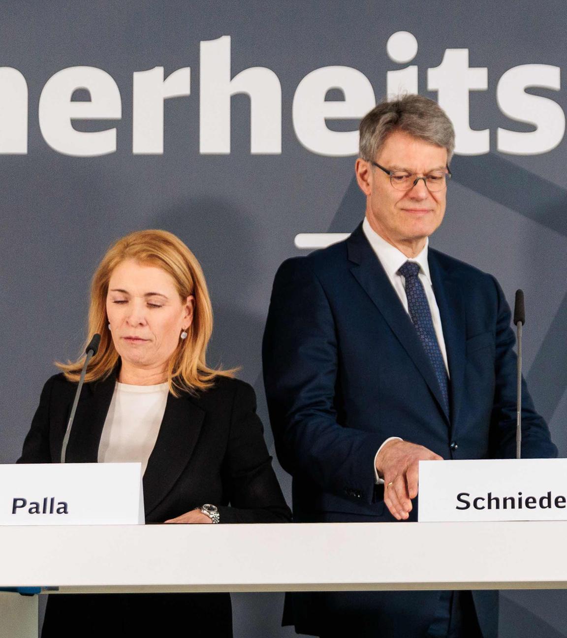 Patrick Schnieder (CDU, r), Bundesminister für Verkehr, und Evelyn Palla, Vorstandsvorsitzende der Deutschen Bahn AG, sprechen bei einer Pressekonferenz nach dem Sicherheitsgipfel bei der Deutschen Bahn.