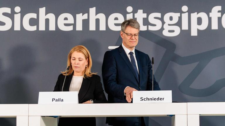Patrick Schnieder (CDU, r), Bundesminister für Verkehr, und Evelyn Palla, Vorstandsvorsitzende der Deutschen Bahn AG, sprechen bei einer Pressekonferenz nach dem Sicherheitsgipfel bei der Deutschen Bahn.