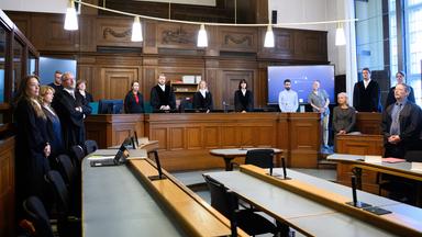 Die Prozessbeteiligten (l-r), die Rechtsanwälte des Angeklagten, Klaudia Dawidowic, Ria Halbritter und Christoph Stoll, sowie die Vorsitzende Richterin Sylvia Busch (M) und Staatsanwalt Philipp Meyhöfer (2.v.r.) stehen Ende Mai beim Mordprozess gegen einen Palliativarzt, der in Berlin 15 Menschen getötet haben soll, im Landgericht Berlin. (Archiv)