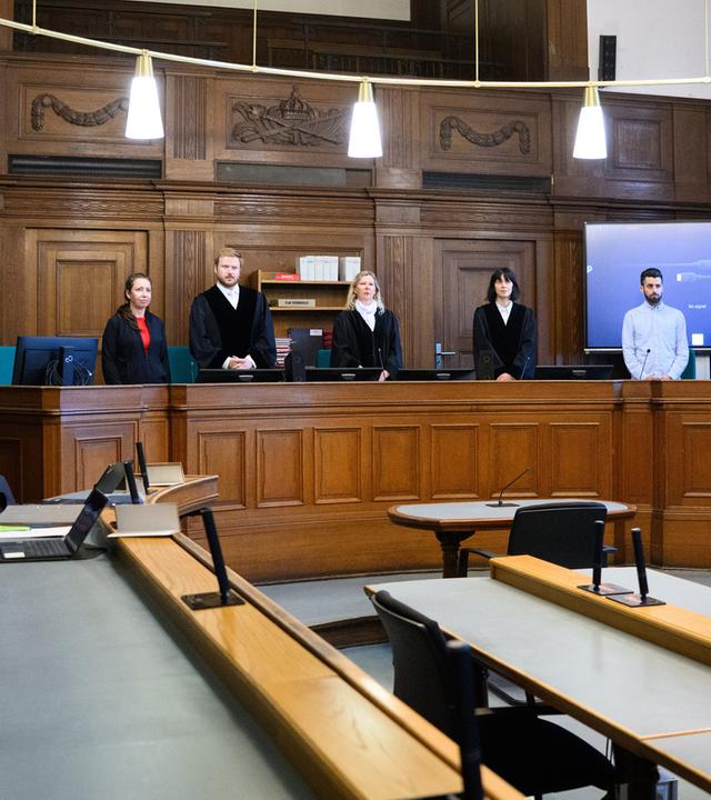Die Prozessbeteiligten (l-r), die Rechtsanwälte des Angeklagten, Klaudia Dawidowic, Ria Halbritter und Christoph Stoll, sowie die Vorsitzende Richterin Sylvia Busch (M) und Staatsanwalt Philipp Meyhöfer (2.v.r.) stehen Ende Mai beim Mordprozess gegen einen Palliativarzt, der in Berlin 15 Menschen getötet haben soll, im Landgericht Berlin. (Archiv)