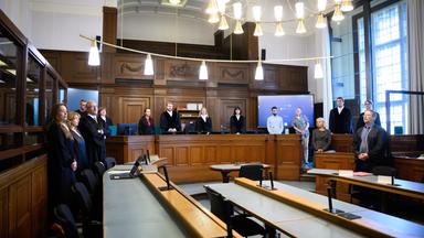 Die Prozessbeteiligten (l-r), die Rechtsanwälte des Angeklagten, Klaudia Dawidowic, Ria Halbritter und Christoph Stoll, sowie die Vorsitzende Richterin Sylvia Busch (M) und Staatsanwalt Philipp Meyhöfer (2.v.r.) stehen beim Mordprozess gegen einen Palliativarzt.