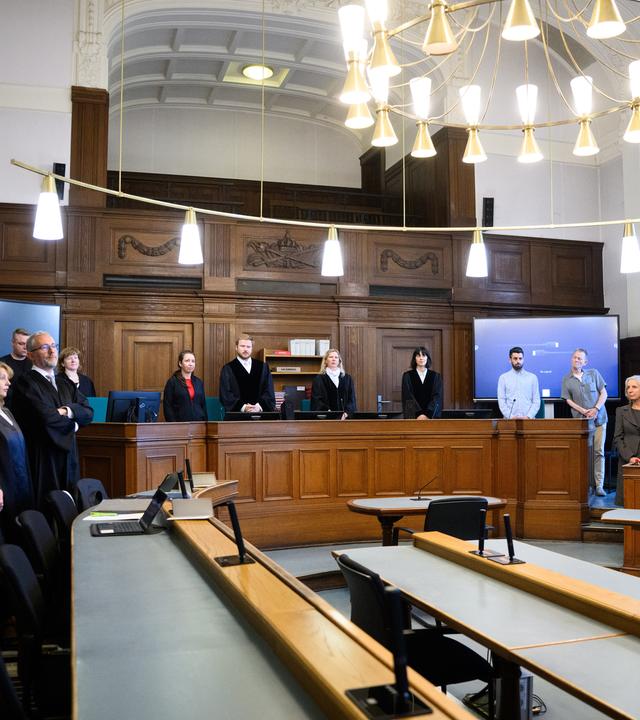 Die Prozessbeteiligten (l-r), die Rechtsanwälte des Angeklagten, Klaudia Dawidowic, Ria Halbritter und Christoph Stoll, sowie die Vorsitzende Richterin Sylvia Busch (M) und Staatsanwalt Philipp Meyhöfer (2.v.r.) stehen beim Mordprozess gegen einen Palliativarzt.