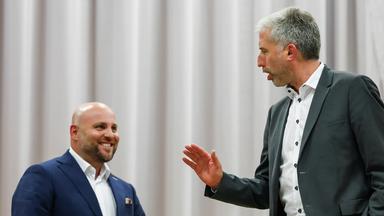 Der AfD-Landesvorsitzende Markus Frohnmaier (l) und Tübingens Oberbürgermeister Boris Palmer (parteilos) während der Diskussionsrunde in der Hermann-Hepper-Halle in Tübingen.