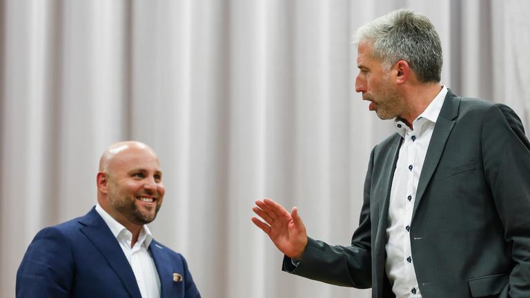 Der AfD-Landesvorsitzende Markus Frohnmaier (l) und Tübingens Oberbürgermeister Boris Palmer (parteilos) während der Diskussionsrunde in der Hermann-Hepper-Halle in Tübingen.