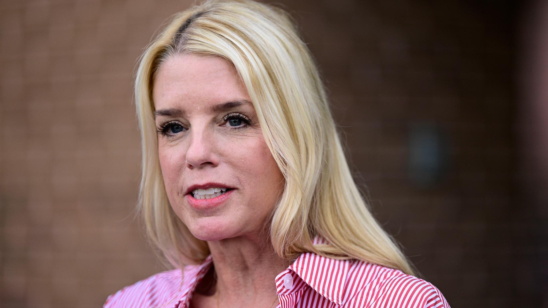 Pam Bondi, ehemalige Generalstaatsanwältin von Florida, spricht zu Reportern vor einer Schulung für ehrenamtliche Wahlhelfer am 18. Juni 2024 in Newtown, Pennsylvania. 