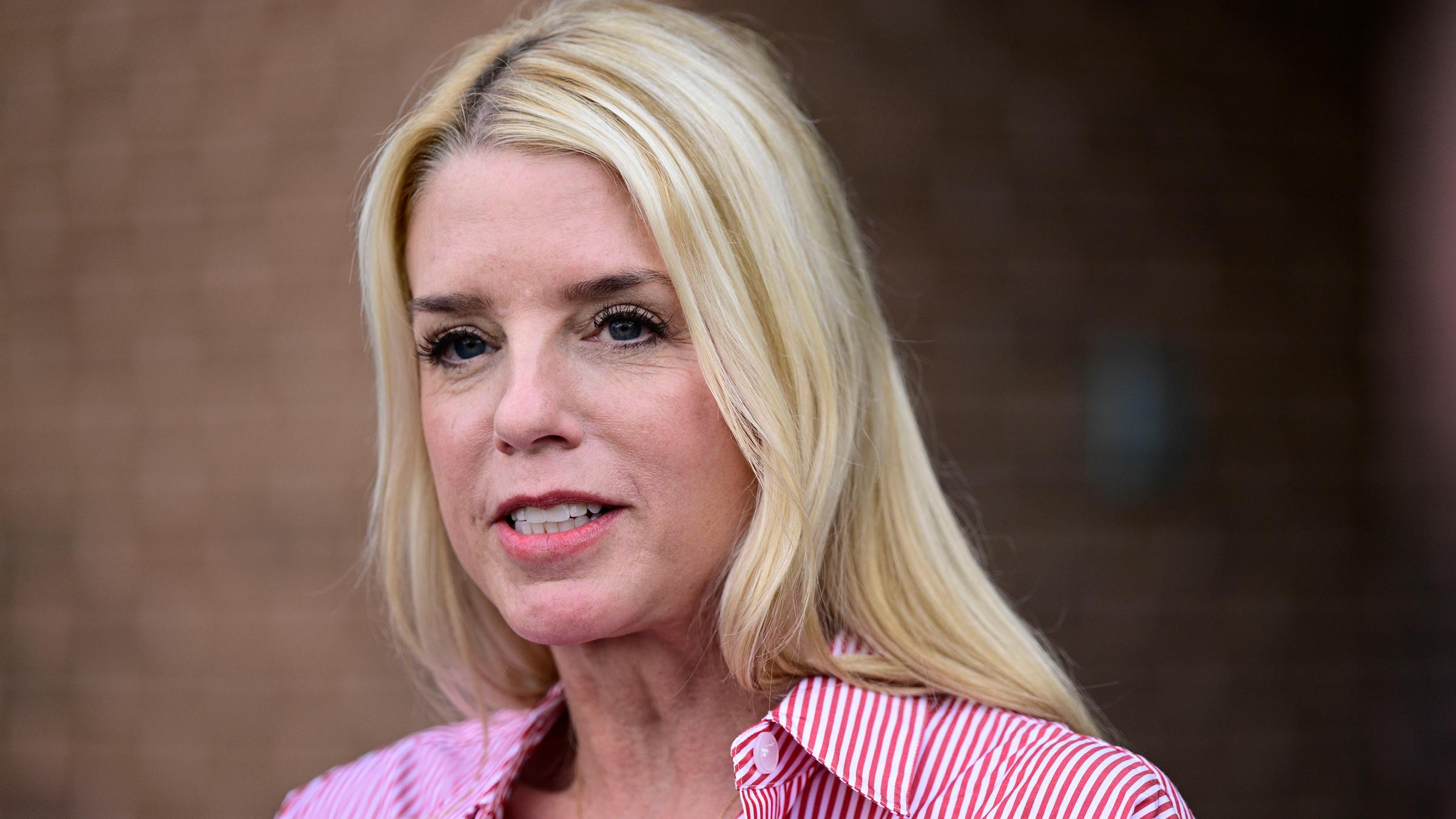 Pam Bondi, ehemalige Generalstaatsanwältin von Florida, spricht zu Reportern vor einer Schulung für ehrenamtliche Wahlhelfer am 18. Juni 2024 in Newtown, Pennsylvania. 