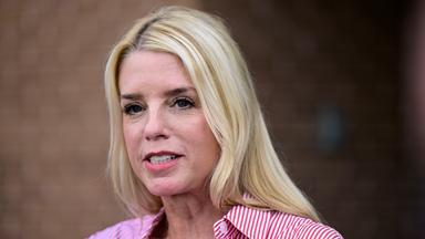 Pam Bondi, ehemalige Generalstaatsanwältin von Florida, spricht zu Reportern vor einer Schulung für ehrenamtliche Wahlhelfer am 18. Juni 2024 in Newtown, Pennsylvania. 