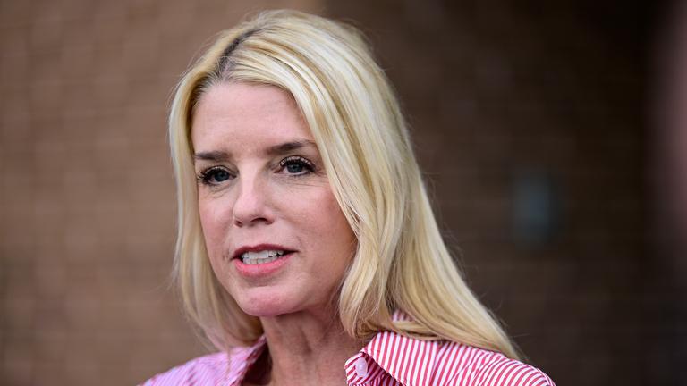 Pam Bondi, ehemalige Generalstaatsanwältin von Florida, spricht zu Reportern vor einer Schulung für ehrenamtliche Wahlhelfer am 18. Juni 2024 in Newtown, Pennsylvania. 