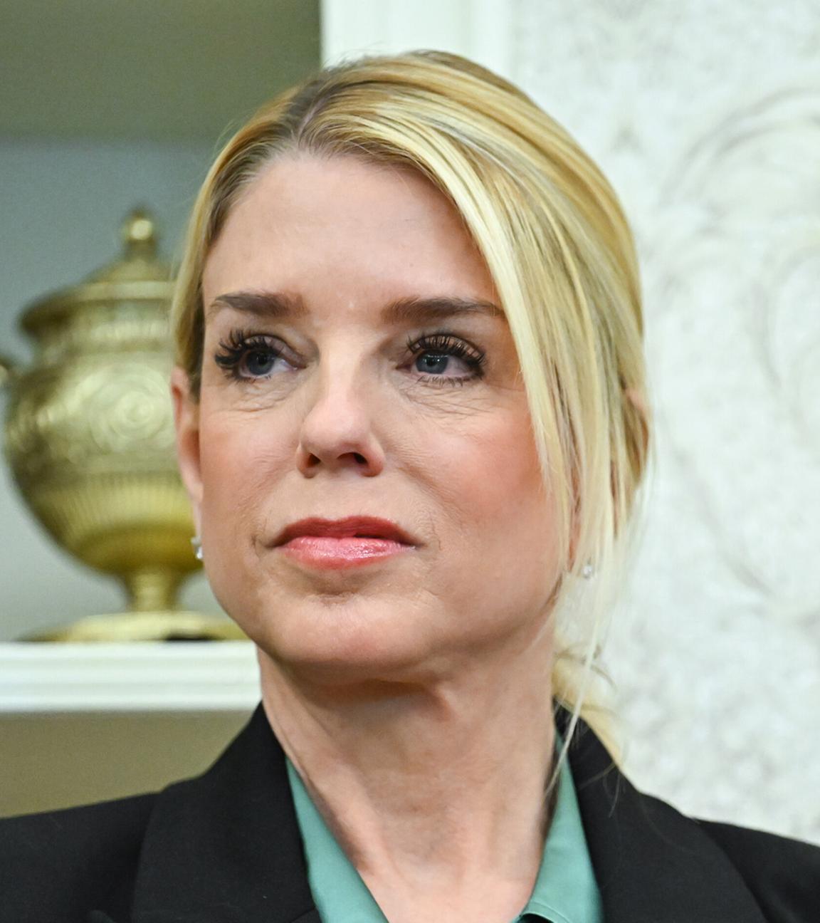 US-Justizministerin Pam Bondi während einer Vereidigungszeremonie am 24. März 2026 im Oval Office des Weißen Hauses in Washington, D.C.