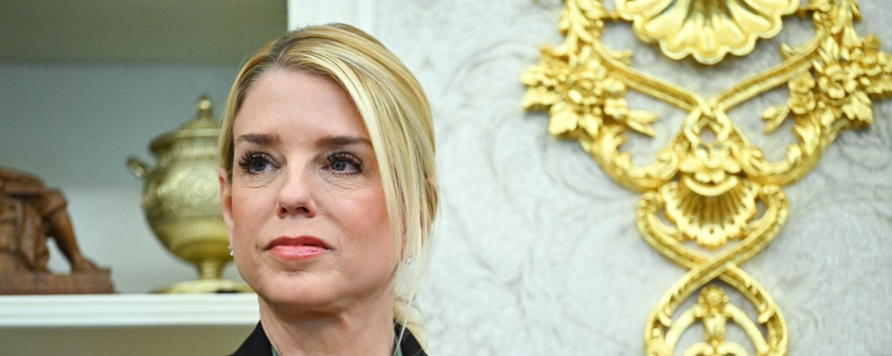 US-Justizministerin Pam Bondi während einer Vereidigungszeremonie am 24. März 2026 im Oval Office des Weißen Hauses in Washington, D.C.