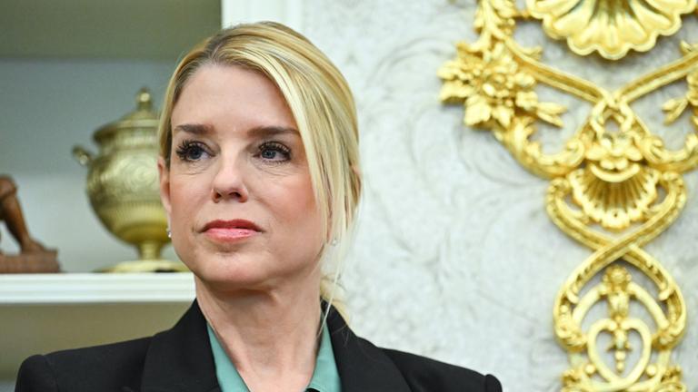 US-Justizministerin Pam Bondi während einer Vereidigungszeremonie am 24. März 2026 im Oval Office des Weißen Hauses in Washington, D.C.