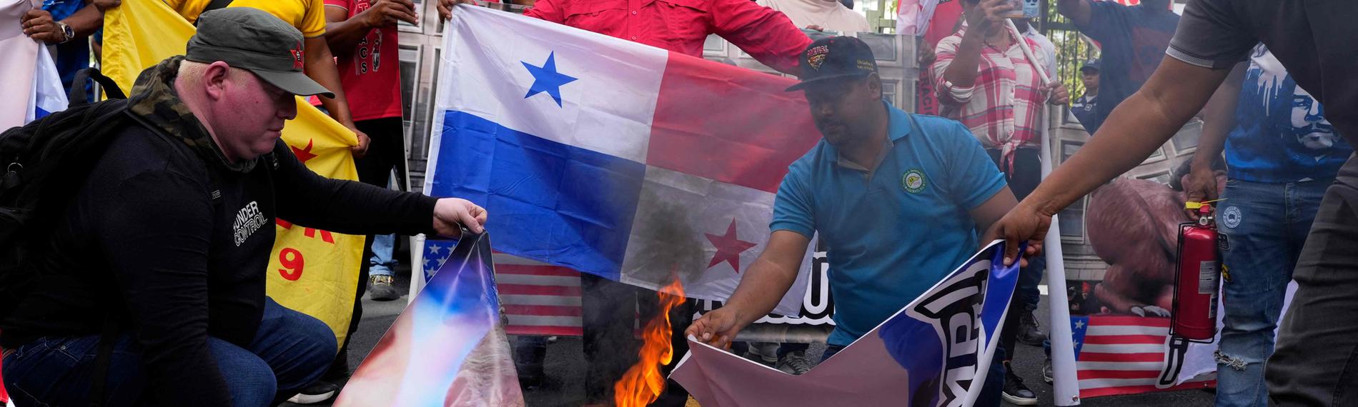 Demonstranten verbrennen ein Bild des designierten US-Präsidenten Donald Trump während eines Protestes vor der US-Botschaft in Panama-Stadt