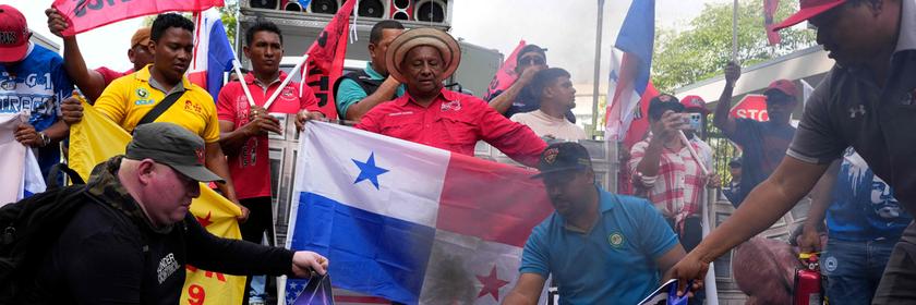 Demonstranten verbrennen ein Bild des designierten US-Präsidenten Donald Trump während eines Protestes vor der US-Botschaft in Panama-Stadt
