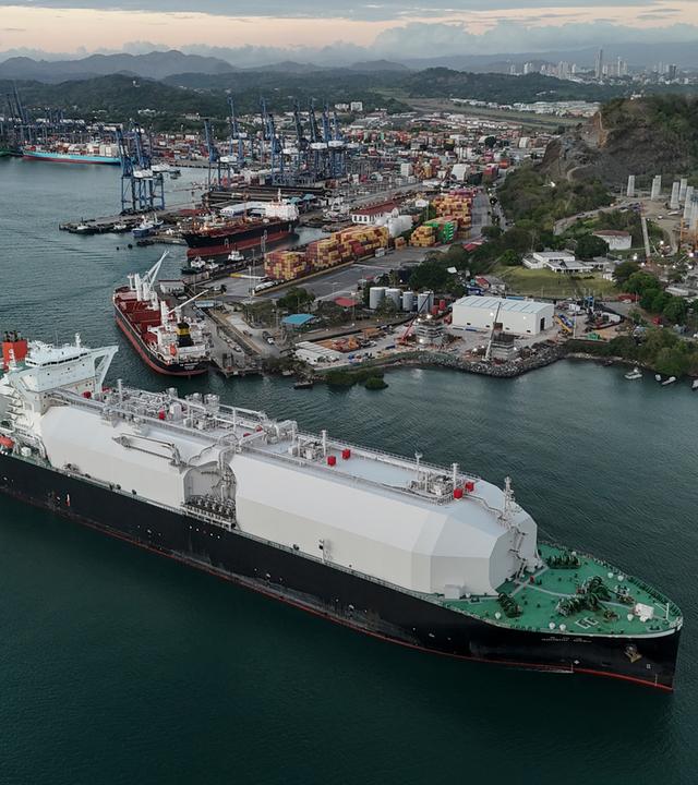Ein Flüssiggastanker durchquert den Panamakanal in Panama-Stadt.
