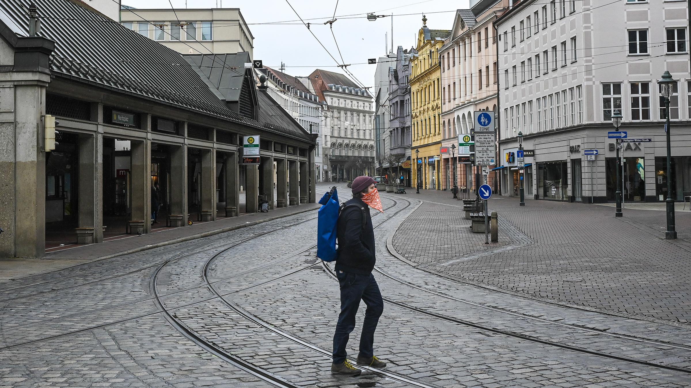 Augsburg, Tag 1 der Ausgangsbeschränkungen in Bayern. Die Innenstadt ist wie leergefegt.