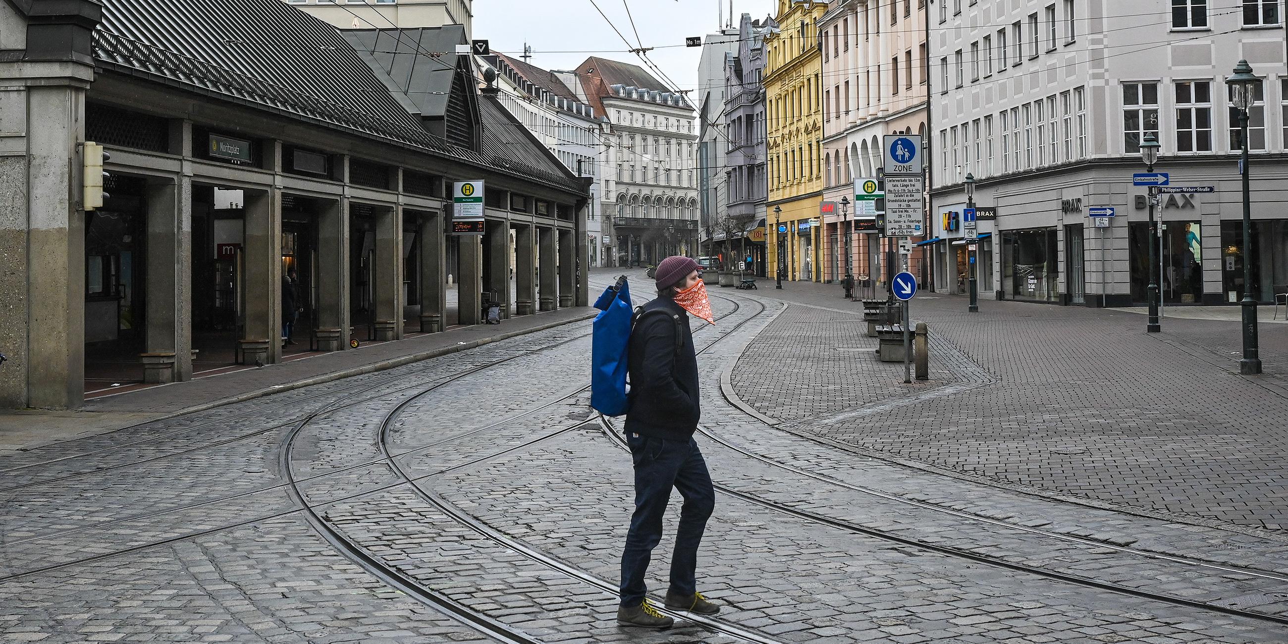 Augsburg, Tag 1 der Ausgangsbeschränkungen in Bayern. Die Innenstadt ist wie leergefegt.