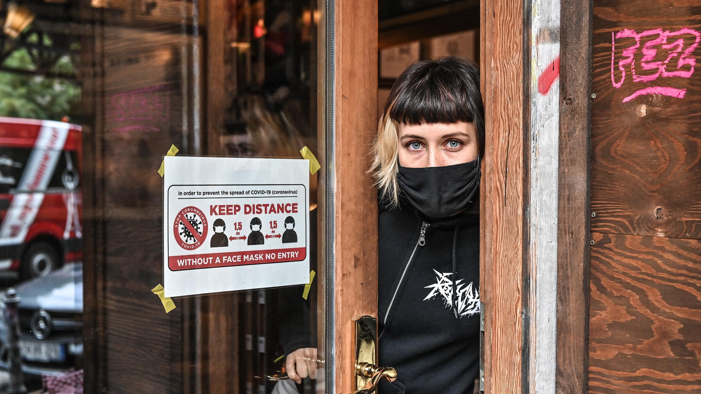 Berlin-Kreuzberg, Maskenpflicht im Cafe Ramones am Schlesischen Tor.