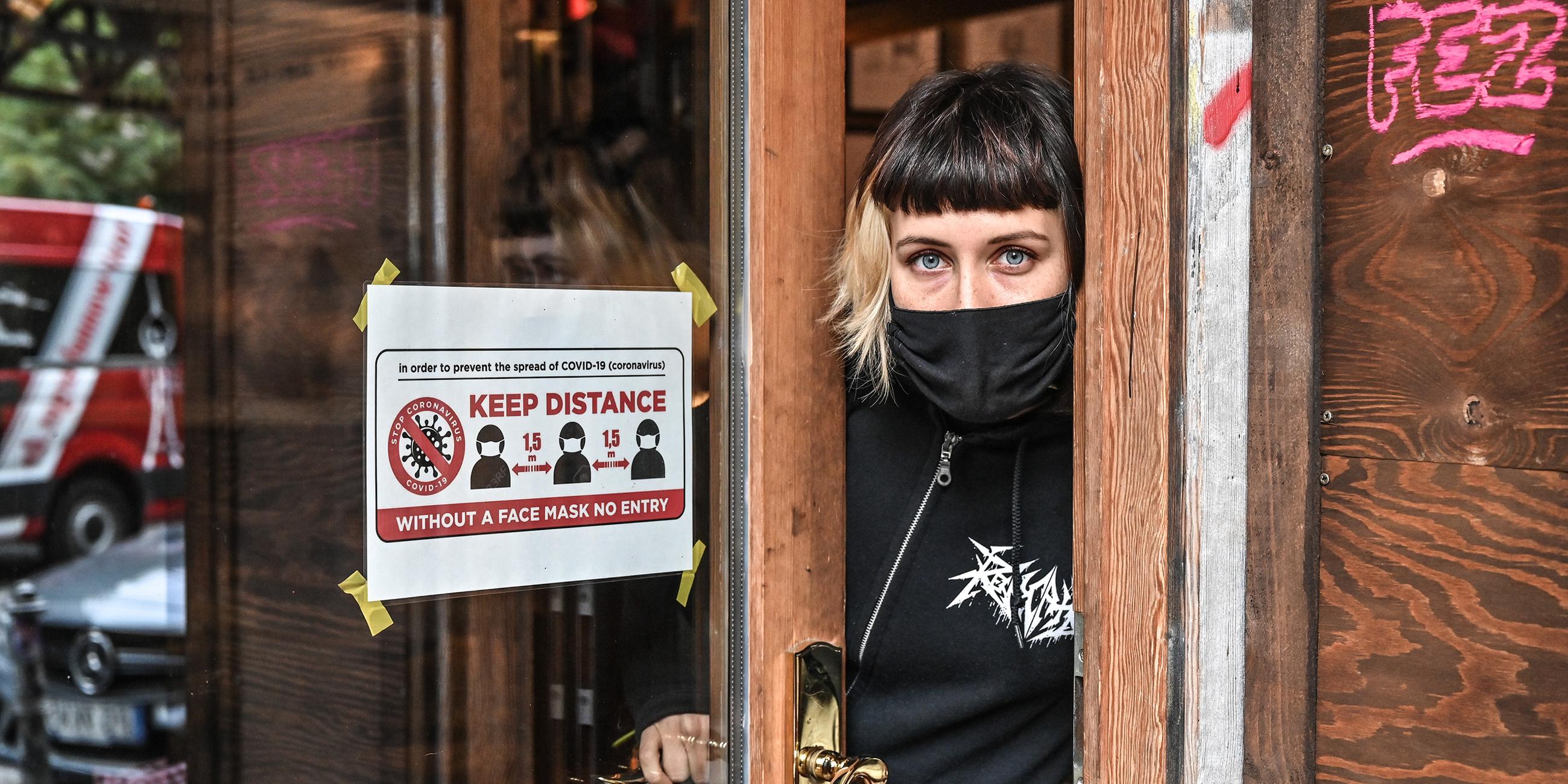 Berlin-Kreuzberg, Maskenpflicht im Cafe Ramones am Schlesischen Tor.