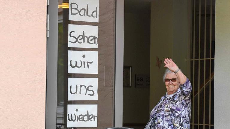 Die 88-jährige Waltraut im evang. St. Andreas Altenheim in Weissenburg in Bayern freut sich sehr auf ihre Familie.