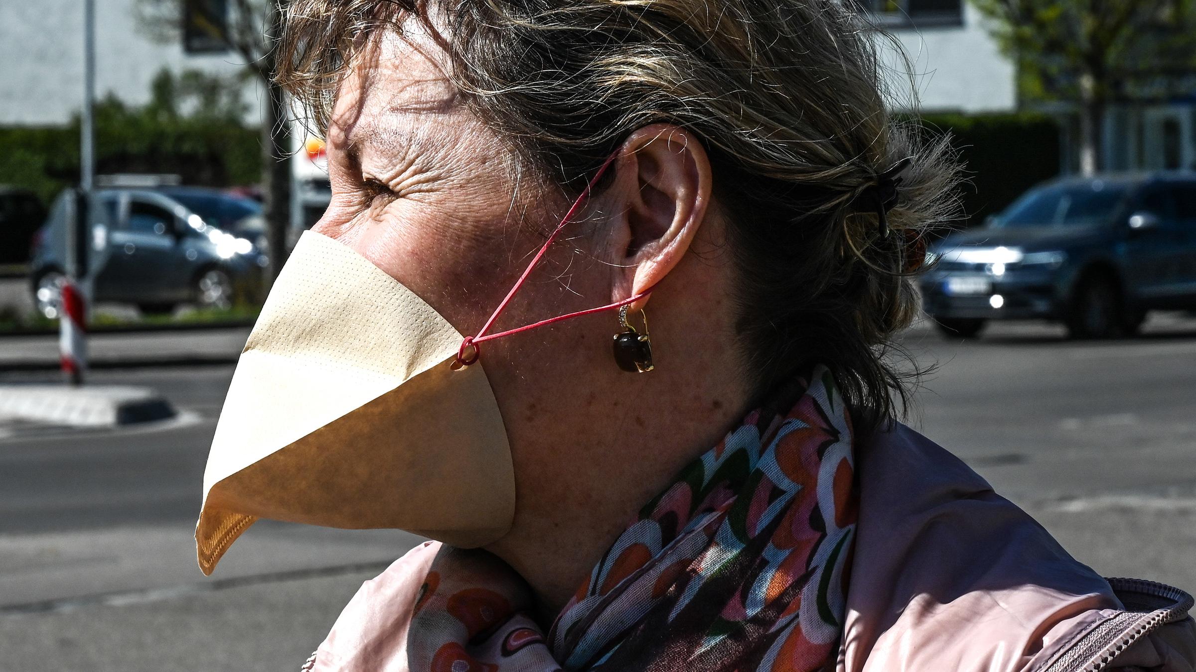 Neusäß, Einkaufen mit einem Kaffeefilter als Schutzmaske.