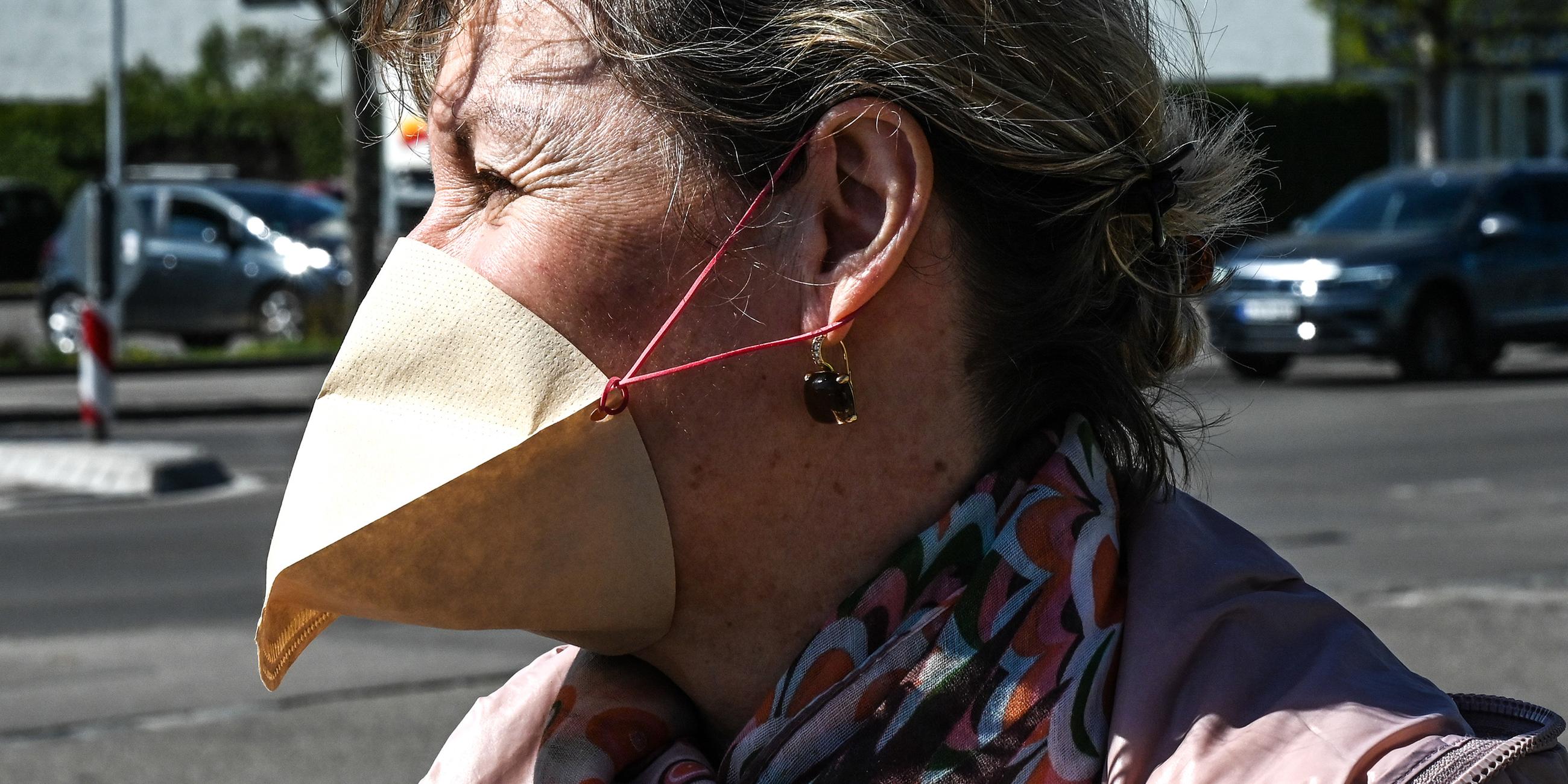 Neusäß, Einkaufen mit einem Kaffeefilter als Schutzmaske.