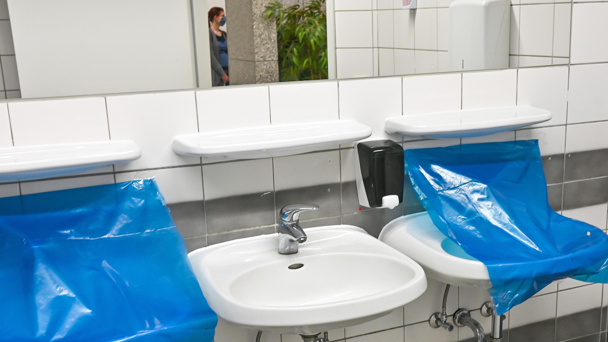 Um die Einhaltung des Mindestabstand beim Händewaschen zu gewährleisten hat ein Kaufhaus in Magdeburg die nebenliegenden Waschbecken gesperrt.