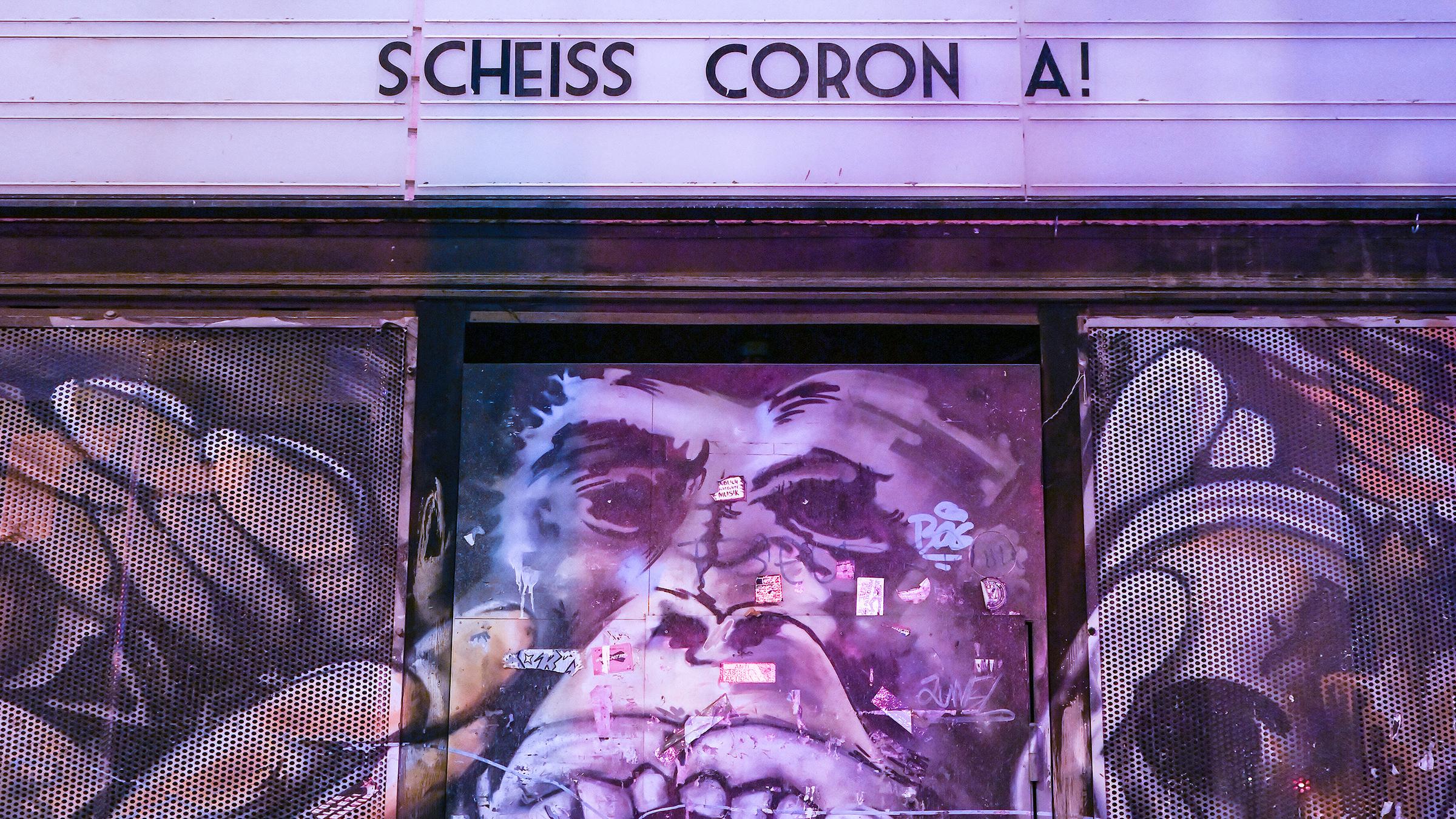 "Scheiss Corona!" Chemnitz ist Kulturhauptstadt 2025. Gerade erlebt die Stadt den Zusammenbruch ihrer kulturellen Identität.