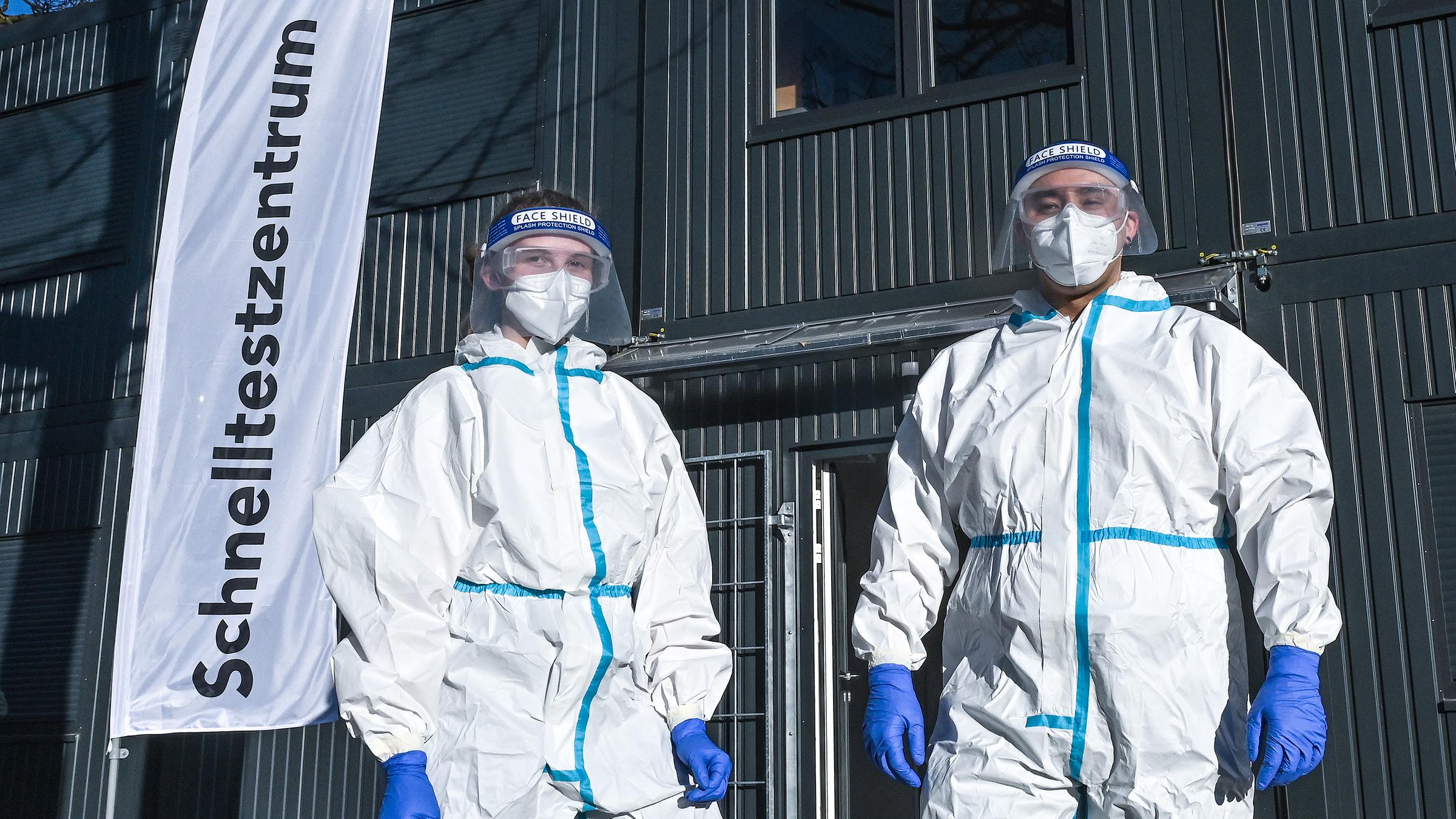 Zwei Helfer vor dem Corona-Schnelltestcenter des BRK Augsburg in der Plärrerwache.