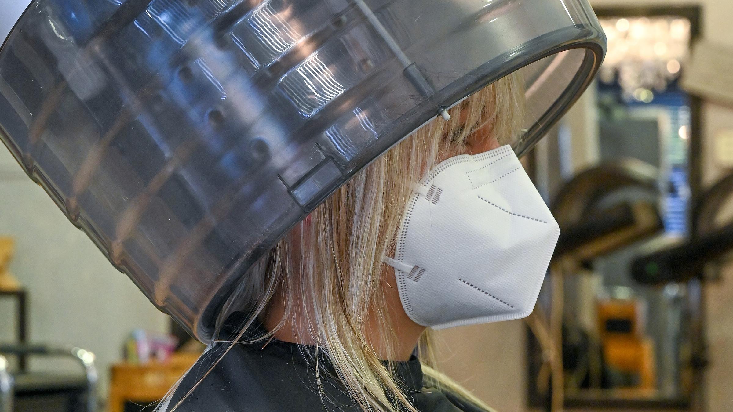 Bobingen, Landkreis Augsburg, Kundin nach der Wiedereröffnung im Hairstylesalon Anjas Hairstyle.