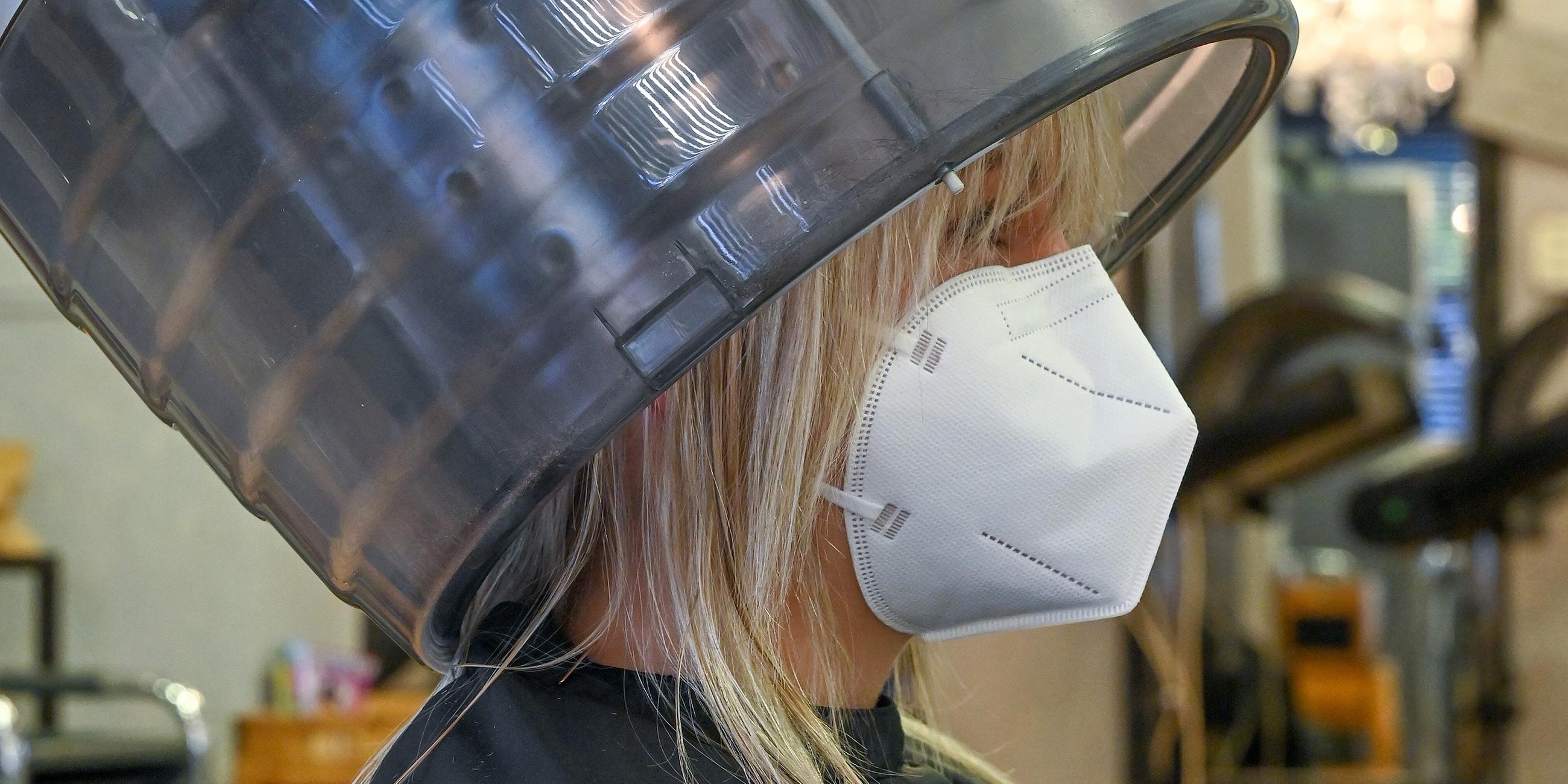 Bobingen, Landkreis Augsburg, Kundin nach der Wiedereröffnung im Hairstylesalon Anjas Hairstyle.